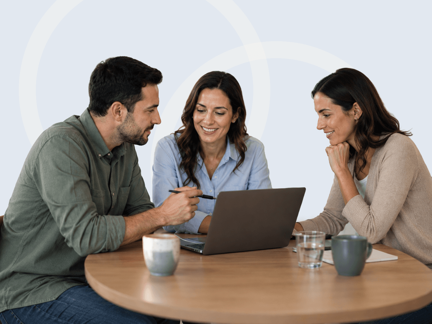 צוות CareNet סביב מחשב נייד